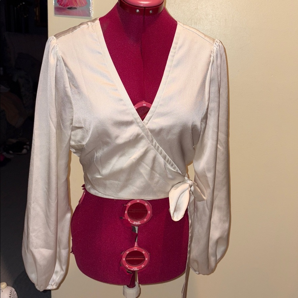 Abercrombie & Fitch blouse cropped wrap front poly satin ivory long sleevesNWOT